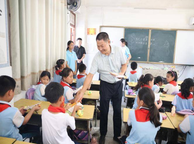 让青春在”自找苦吃“中拔节成长(图文版).docx