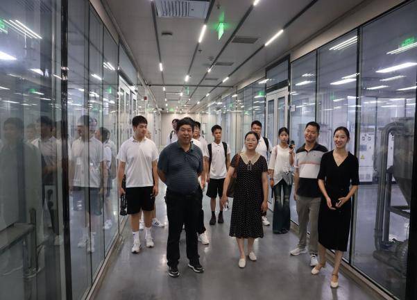 让青春在”自找苦吃“中拔节成长(图文版).docx