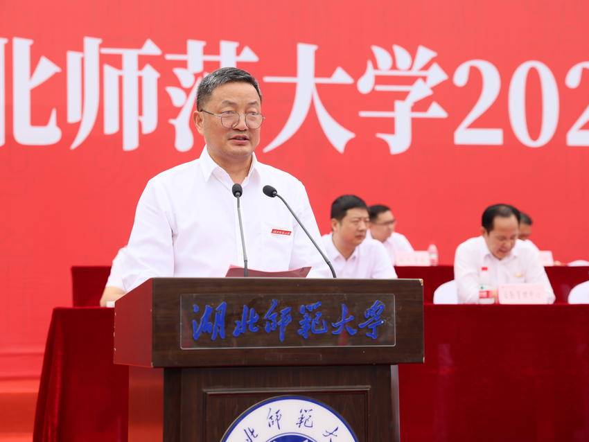 beat365官方网站入口举行2025级新生开学典礼暨军训总结大会.docx