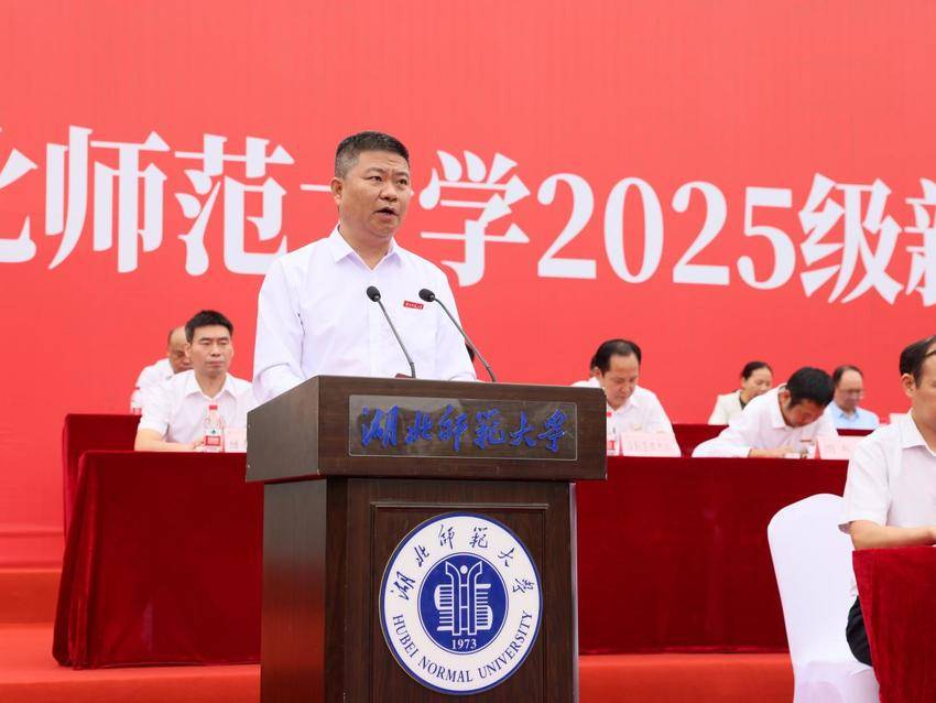beat365官方网站入口举行2025级新生开学典礼暨军训总结大会.docx