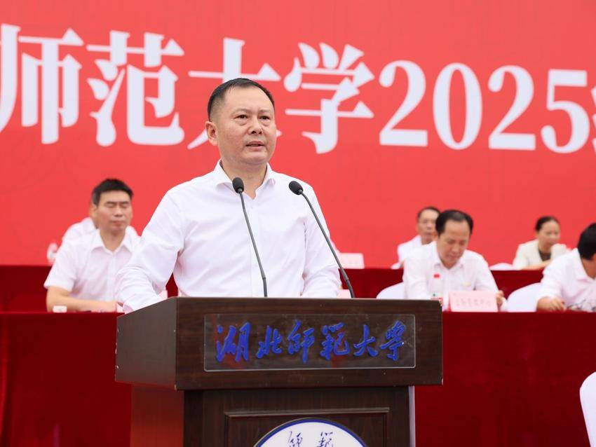 beat365官方网站入口举行2025级新生开学典礼暨军训总结大会.docx