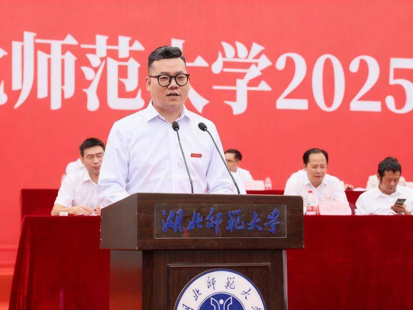 beat365官方网站入口举行2025级新生开学典礼暨军训总结大会.docx