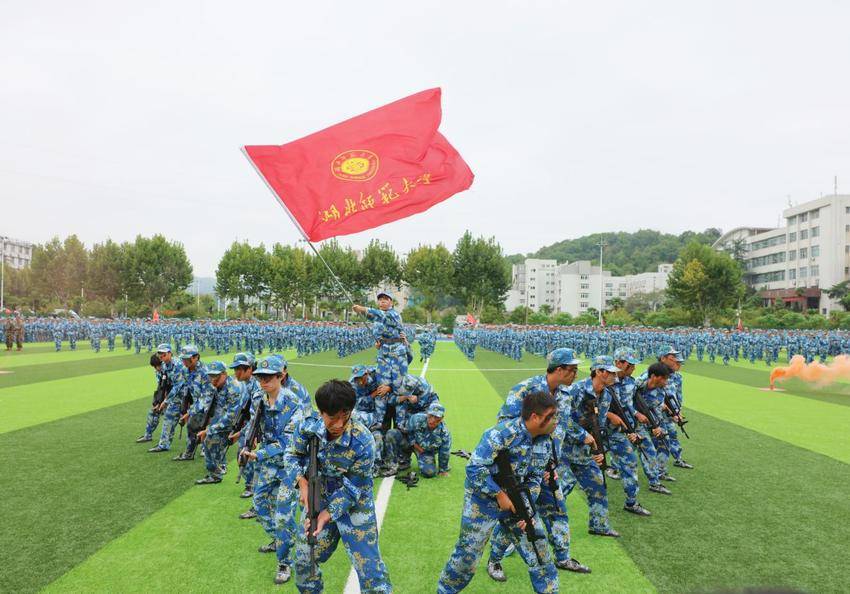 beat365官方网站入口举行2025级新生开学典礼暨军训总结大会.docx